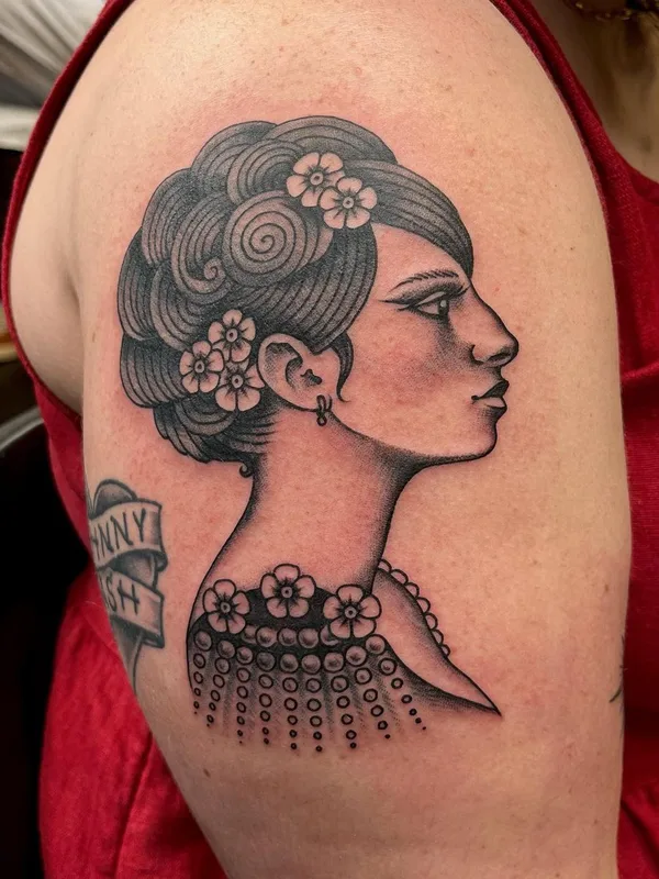 female black and grey black and grey tattoo auf upper arm #56986 | Tätowierer Ellen Perry