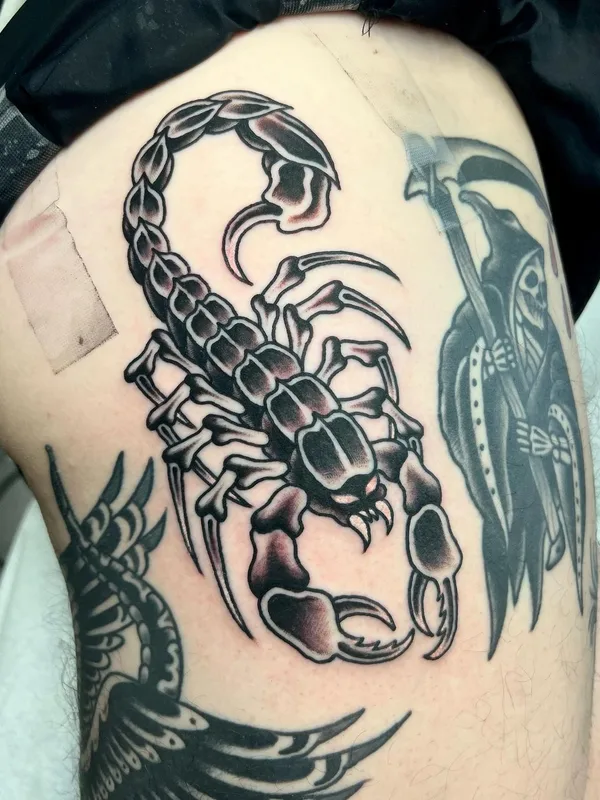 black and grey traditional Tatuaggio su thigh #56995 | Tatuatore Guilherme Bacellar