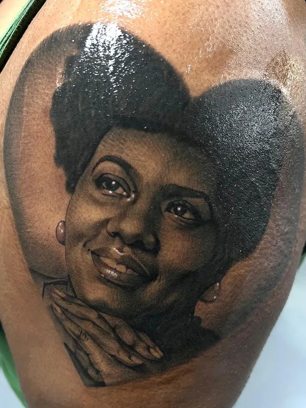 female black and grey realism Tatuagem em shoulder #57030 | Tatuador Oba Jackson
