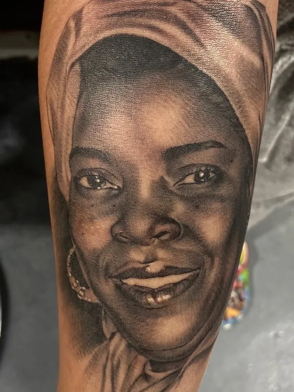 female black and grey realism Tatuagem em forearm #57029 | Tatuador Oba Jackson