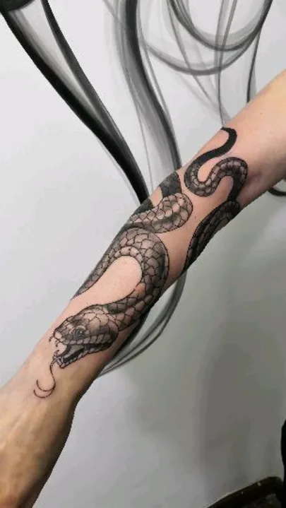 black and grey blackwork Tatuagem em forearm #57089 | Tatuador Anna Guskova
