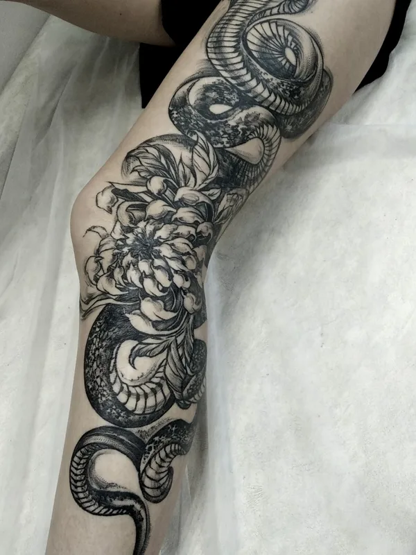 black and grey blackwork 타투 부위 thigh #72982 | 타투이스트 Юлия Панфилова
