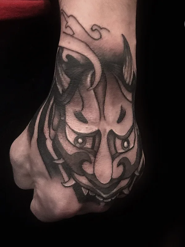 black and grey blackwork tatuaje en hand #37837 | Tatuador Влад Модис