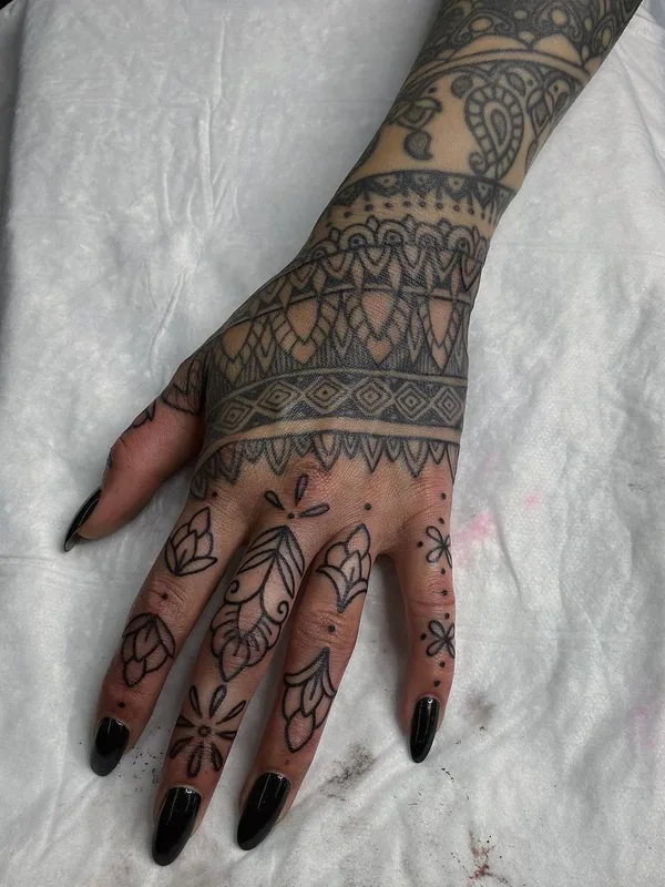 black ornamental татуировка на hand #45884 | Тату мастер Михаил Колесников