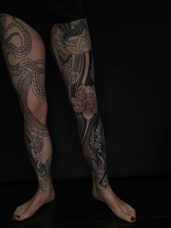black and grey blackwork татуировка на full leg #45883 | Тату мастер Михаил Колесников