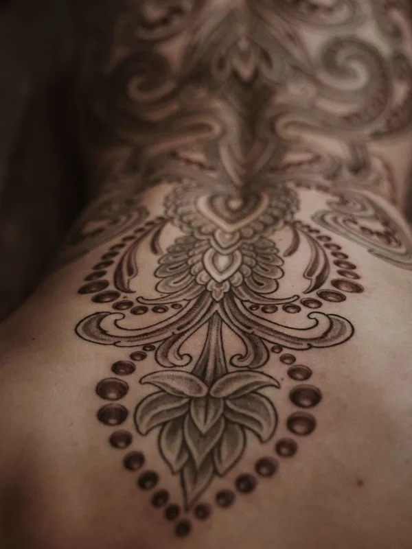 female black and grey ornamental татуировка на upper back #45882 | Тату мастер Михаил Колесников