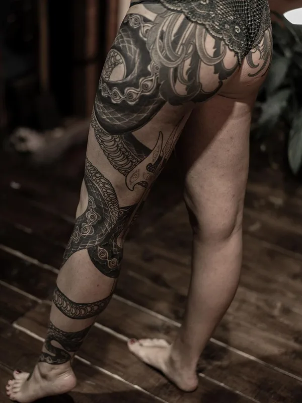 female black blackwork татуировка на thigh #45890 | Тату мастер Михаил Колесников