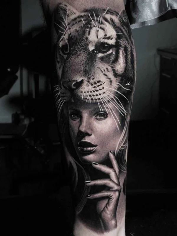 black and grey realism tatouage sur forearm #8970 | Artiste tatoueur Ryan Evans