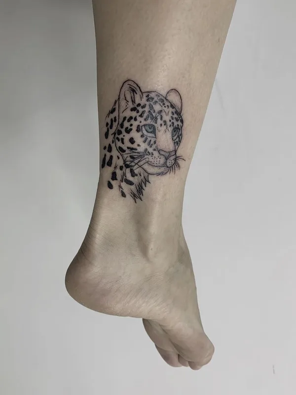 black and grey linework татуировка на ankle #51471 | Тату мастер Света @sergadeeva_tattoo