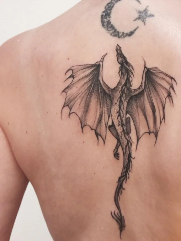 black and grey blackwork tatouage sur upper back #51498 | Artiste tatoueur Ольга Прима