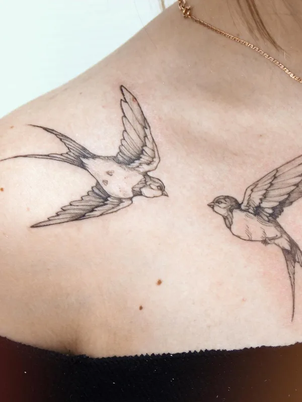 female black and grey fineline tatouage sur shoulder #51497 | Artiste tatoueur Ольга Прима