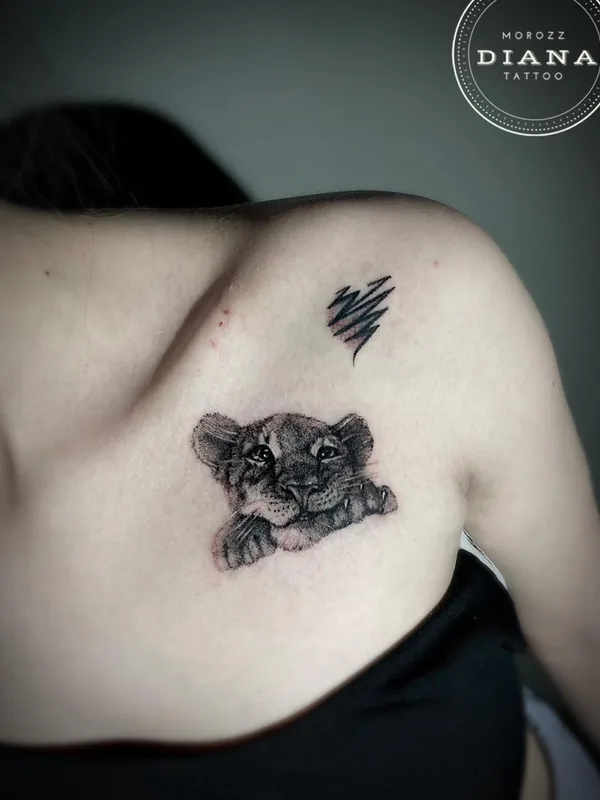female black and grey black and grey Tatuagem em collarbone #51569 | Tatuador Диана Коновалова