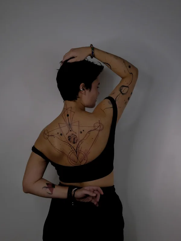 female black geometric татуировка на upper back #68350 | Тату мастер Vel Pokes