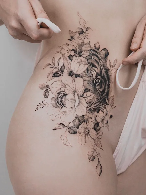 female black fineline, botanic татуировка на thigh #36993 | Тату мастер Tritoan Ly
