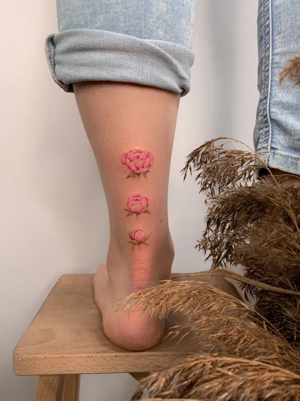 female color botanic tatuaje en leg #57092 | Tatuador Olga Kotova