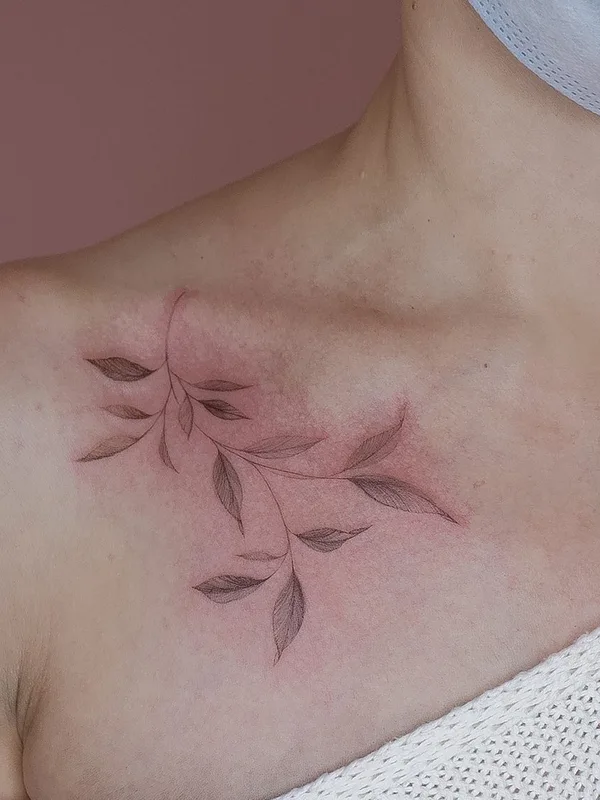 female black and grey fineline Tatuagem em collarbone #57134 | Tatuador Элеонора Джен