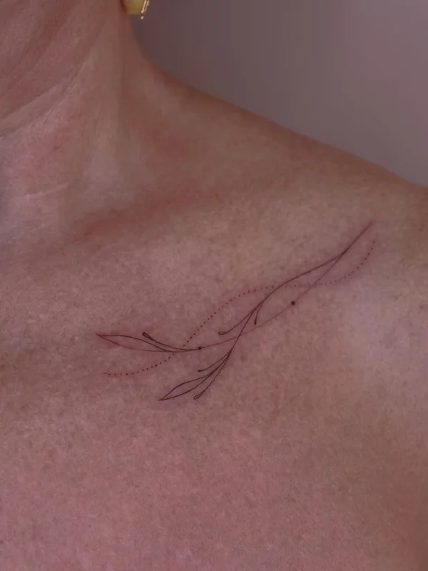 female black fineline Tatuagem em collarbone #57138 | Tatuador Элеонора Джен