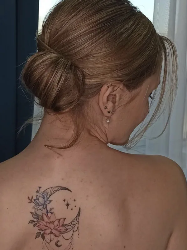 female color illustrative tattoo auf upper back #73734 | Tätowierer Ananga