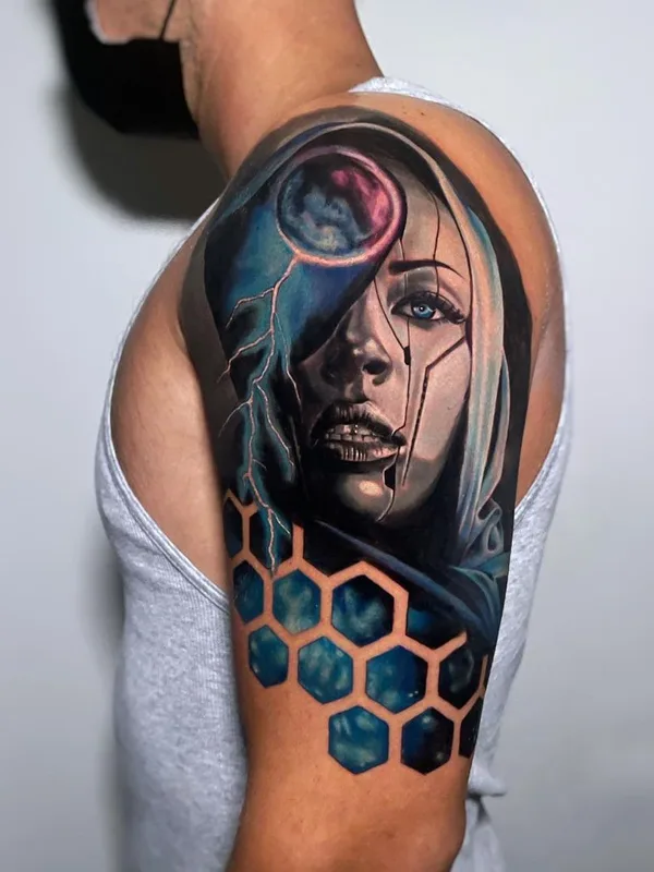 female color realism tatuaje en upper arm #42970 | Tatuador Reese Hilburn