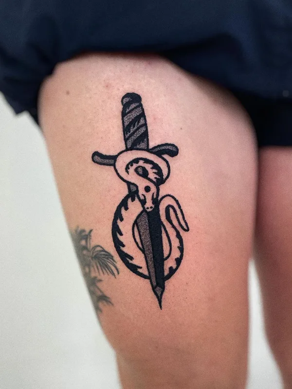 black traditional Tatuaggio su thigh #43000 | Tatuatore Charley Gerardin