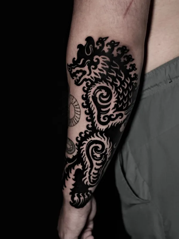 male black tribal tatouage sur forearm #75205 | Artiste tatoueur Pavlik Gusarov