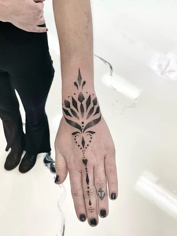 black ornamental Tatuaggio su hand #60571 | Tatuatore Naira Dots