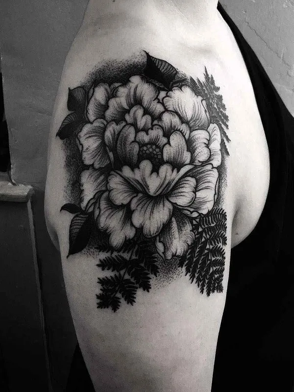 female black and grey blackwork 纹身 在 shoulder #6894 | 纹身师 Merry Morgan