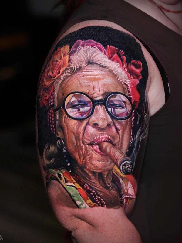 female color realism tattoo auf upper arm #12050 | Tätowierer Luka Lajoie