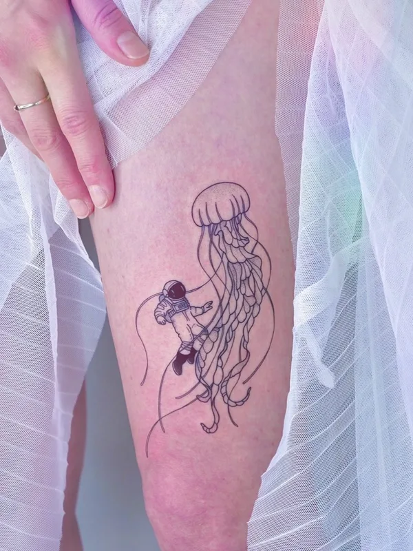 female black linework татуировка на thigh #47364 | Тату мастер Nameless