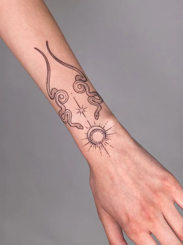 black linework татуировка на wrist #47355 | Тату мастер Nameless