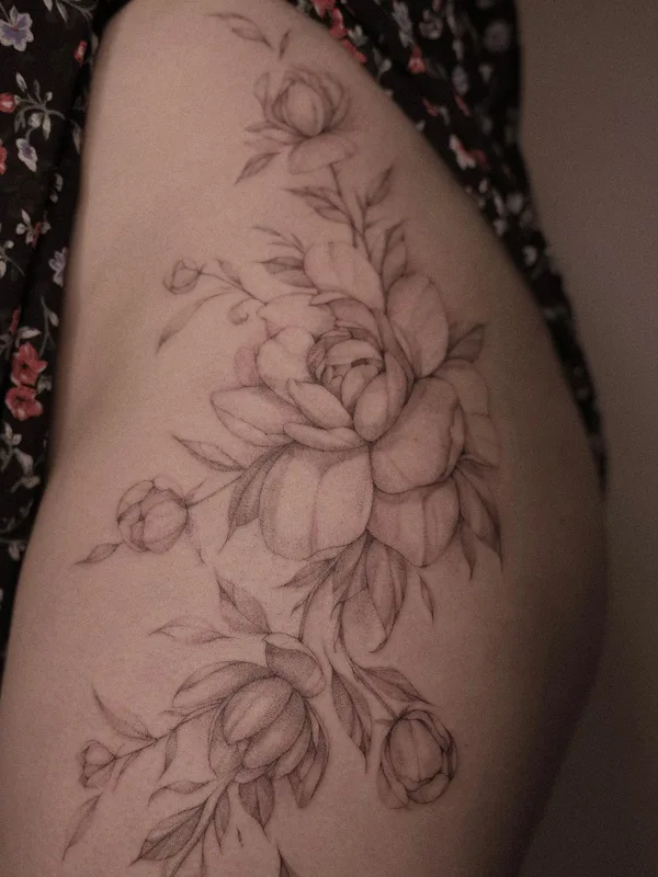 female black and grey fineline Tatuagem em hip #47460 | Tatuador Анна anhen_tattoo