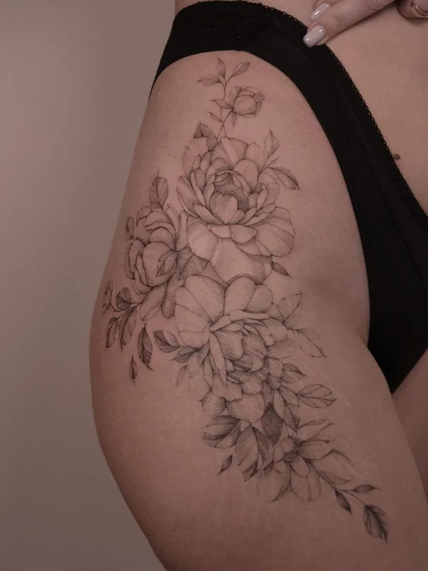 female black and grey fineline Tatuagem em hip #47465 | Tatuador Анна anhen_tattoo