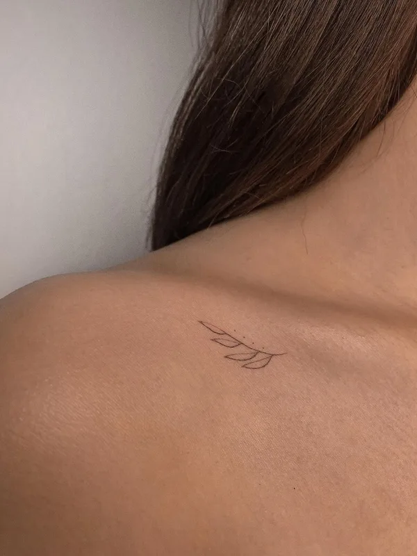 female black fineline татуировка на shoulder blade #47551 | Тату мастер Алиса Эйсмонт