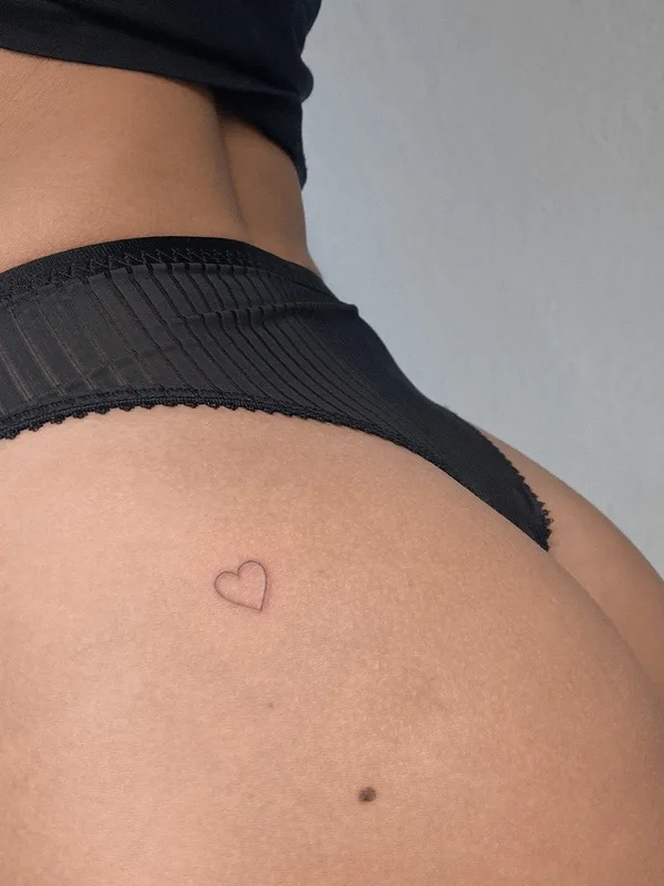 female black fineline татуировка на hip #47547 | Тату мастер Алиса Эйсмонт
