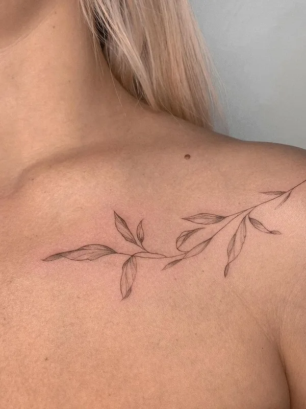 female black fineline татуировка на collarbone #47549 | Тату мастер Алиса Эйсмонт