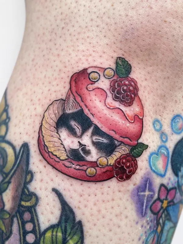 color illustrative tattoo auf thigh #35195 | Tätowierer KIERA