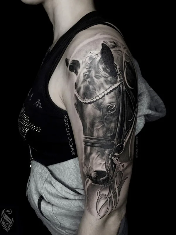 female black and grey realism 타투 부위 shoulder #51581 | 타투이스트 Иван Шондин