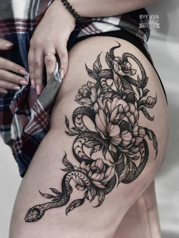 female black and grey blackwork 타투 부위 thigh #51682 | 타투이스트 Елена Быкова