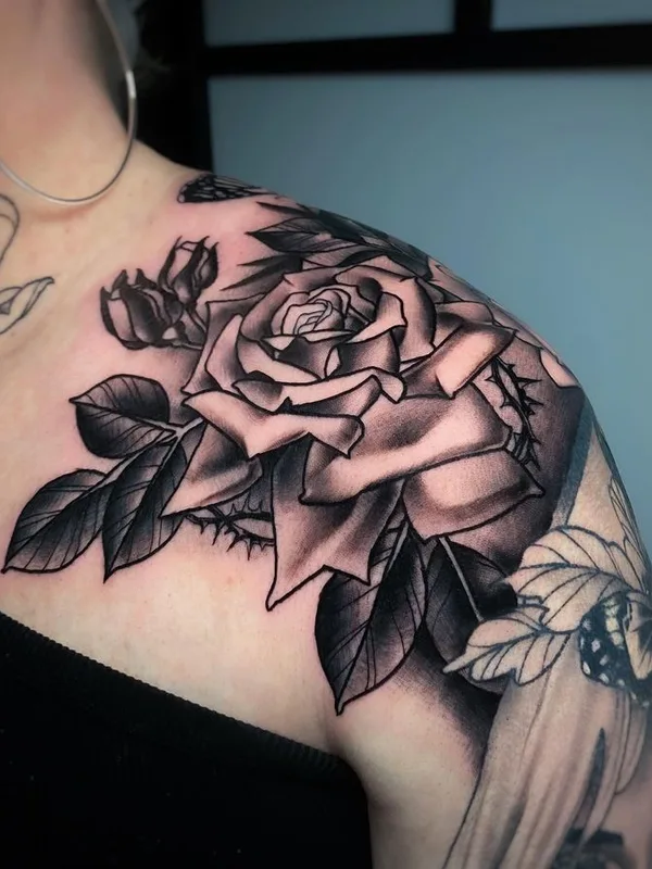 female black and grey realism tattoo auf shoulder #66930 | Tätowierer Elena Mignani