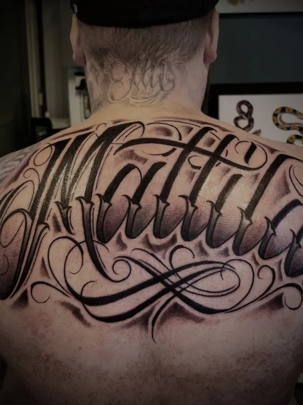 male black and grey lettering tattoo auf upper back #66960 | Tätowierer Niko Parviainen