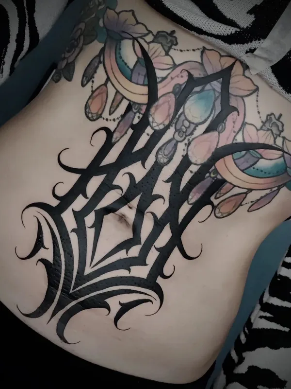 female color ornamental tattoo auf stomach #66966 | Tätowierer Niko Parviainen
