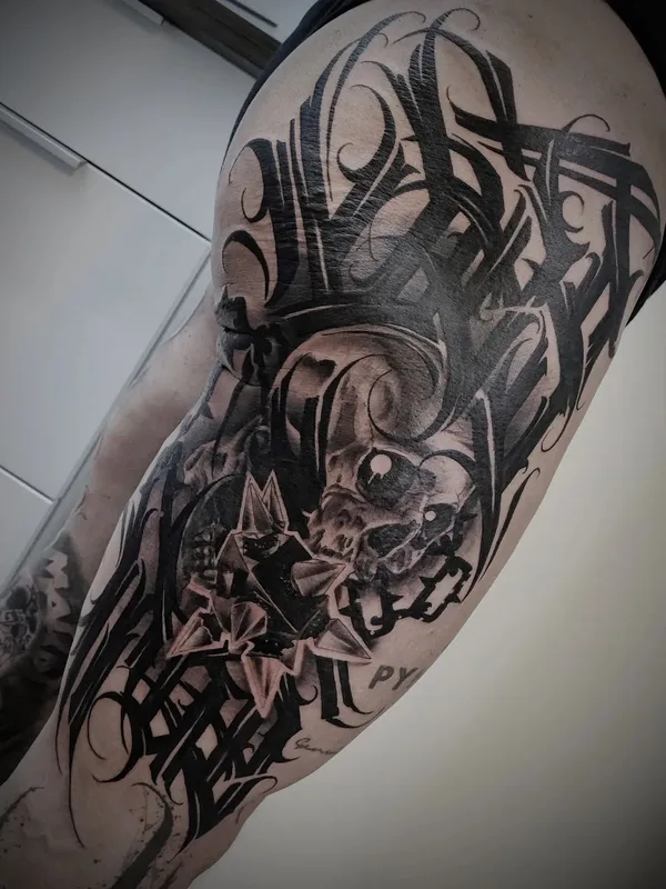 black and grey blackwork tattoo auf thigh #66968 | Tätowierer Niko Parviainen