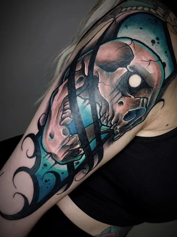 female color illustrative tattoo auf shoulder #66962 | Tätowierer Niko Parviainen