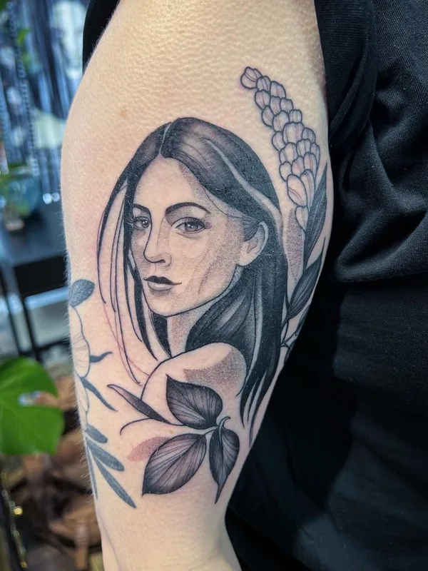 female black and grey realism Tatuagem em bicep #66982 | Tatuador Suvi of Tear Garden
