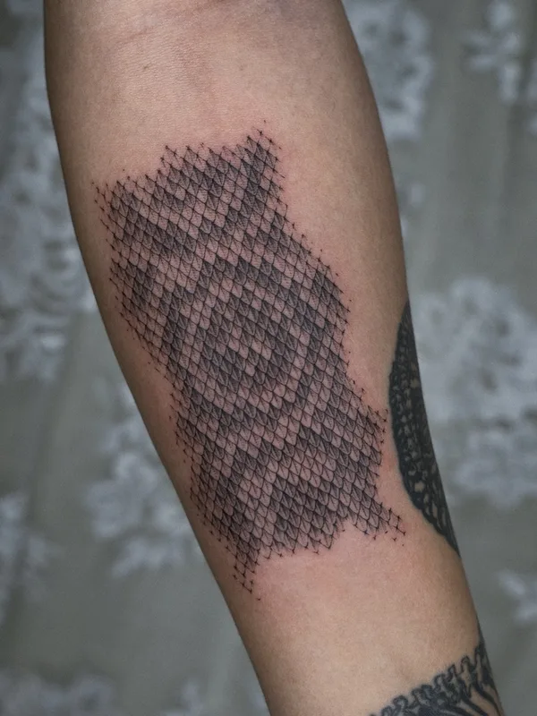 black blackwork tatuaje en forearm #58484 | Tatuador Intat