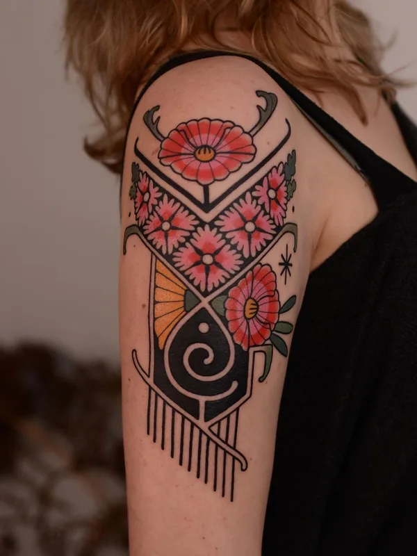 female color geometric татуировка на upper arm #60743 | Тату мастер Katharina Eckert (@mo_kathi)
