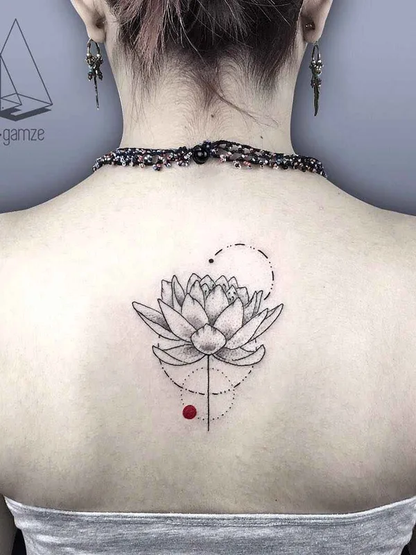 female black and grey linework tatuaje en upper back #10249 | Tatuador Mentat Gamze