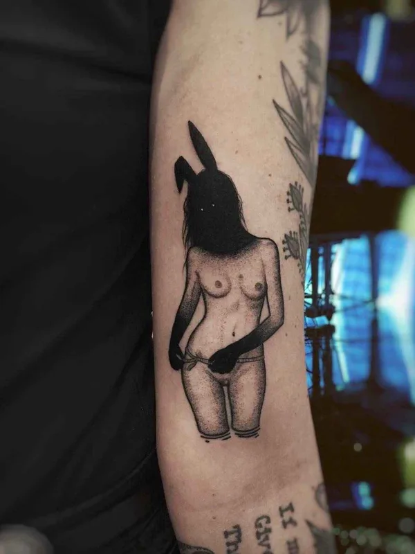 female black and grey blackwork Tatuaggio su forearm #11162 | Tatuatore SEWP