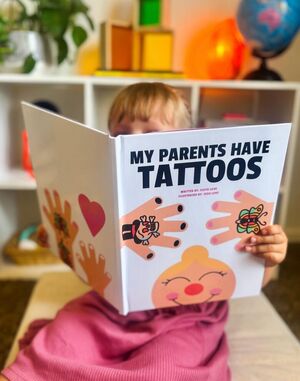 «У моих родителей есть тату»: в Колорадо вышла необычная детская книга