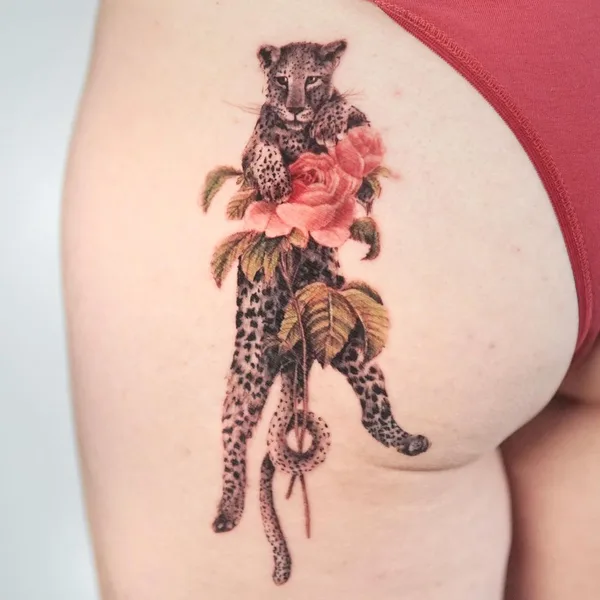 Geometric tattoo by Simge Güleryüz in Bayraklı